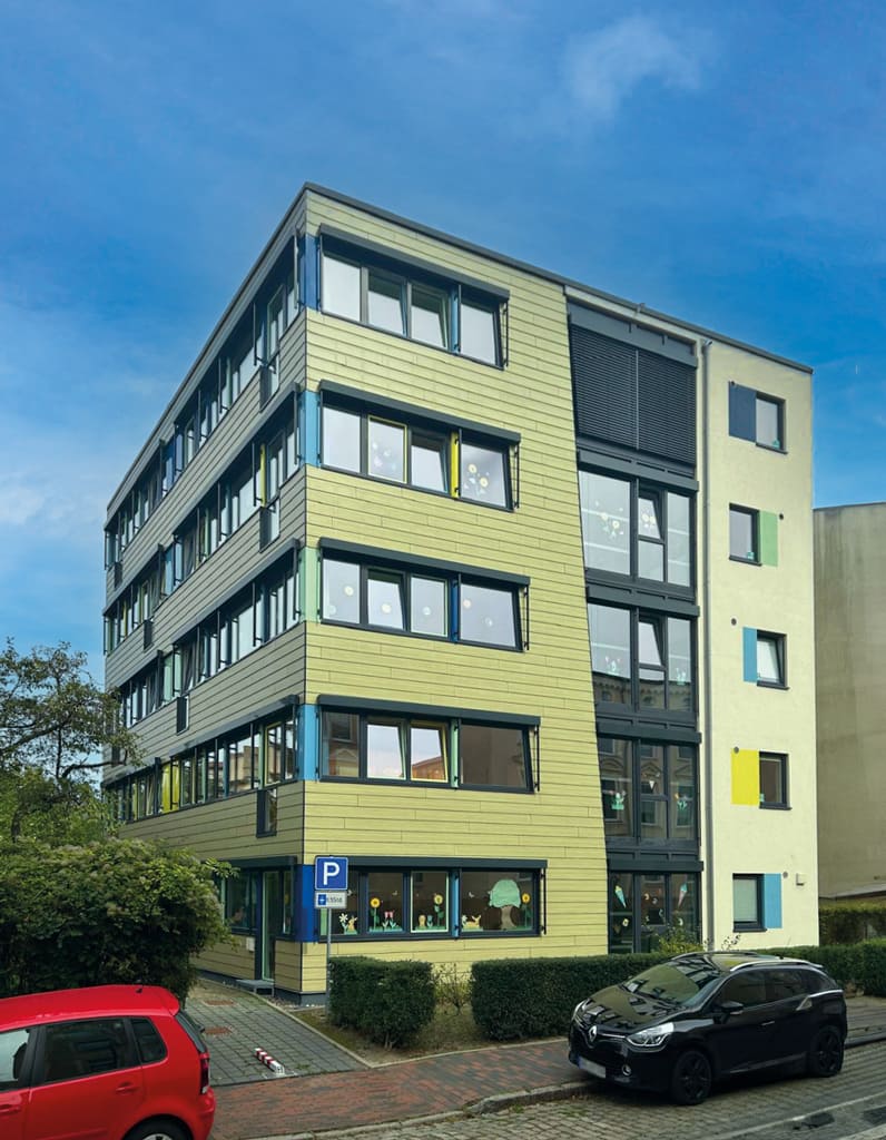 Bunte Fenster an Kindergarten Fensterrahmen farblich gestalten